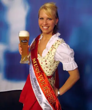 julianelehmeier07 4c-Lok-miss3.jpgEs handelt sich um die frisch gewählte "Miss Volksfest". Leider hat die Absenderin vergessen, den Namen dazuzuschreiben, Der/die Fotograf/in ist Herr oder Frau "oh". per E-mail am 2.4.07 von Klaus Schrage